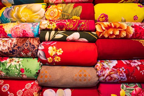  Underneath Vietnamese Silks: A Textile Odyssey Through History and Identity!